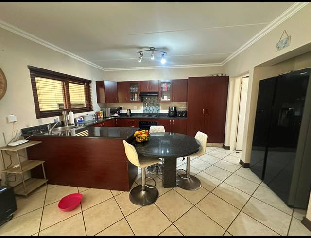 3 BEDROOM TOWNHOUSE FOR SALE IN GLENVISTA